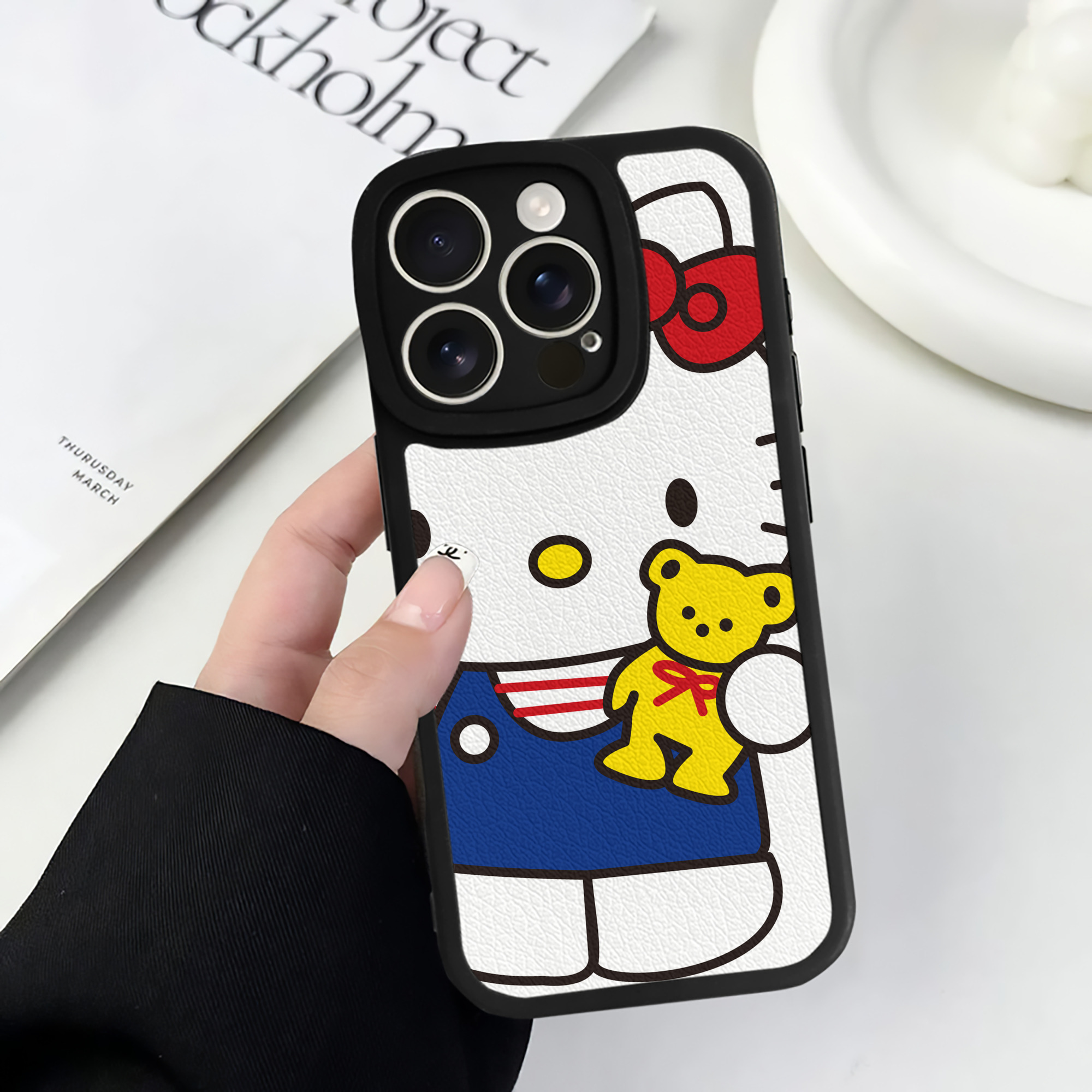 （画像用） Hello Kitty ハローキティ 【iPhone 16シリーズ対応】シリコンスマホケース（レザー調） 材質：シリコン